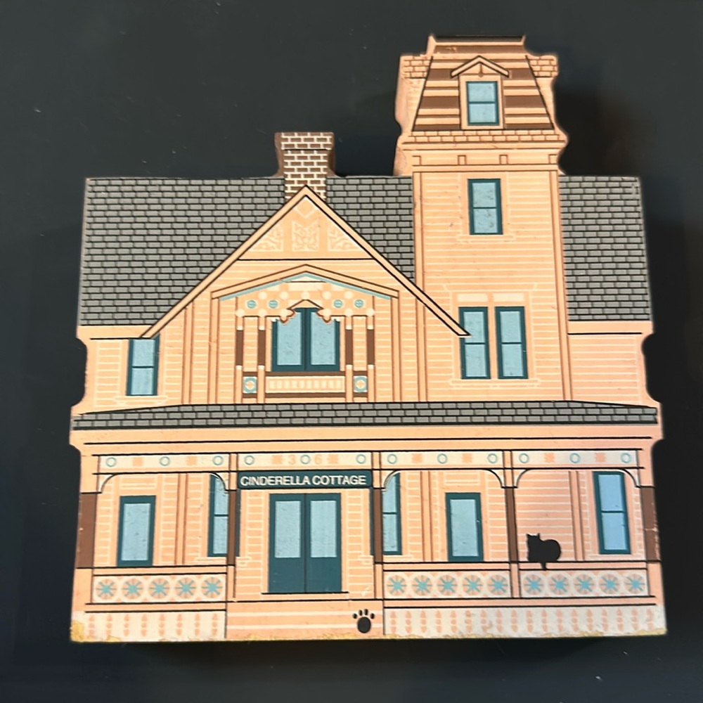 The Cat's Meow‎ Martha's Vineyard Series Cinderella Cottage